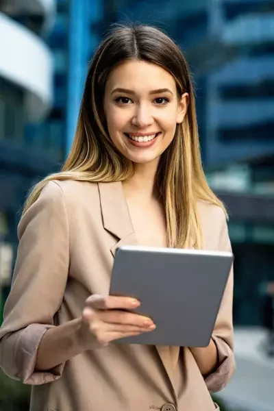 temoinage d'une femme avec un ordi en main